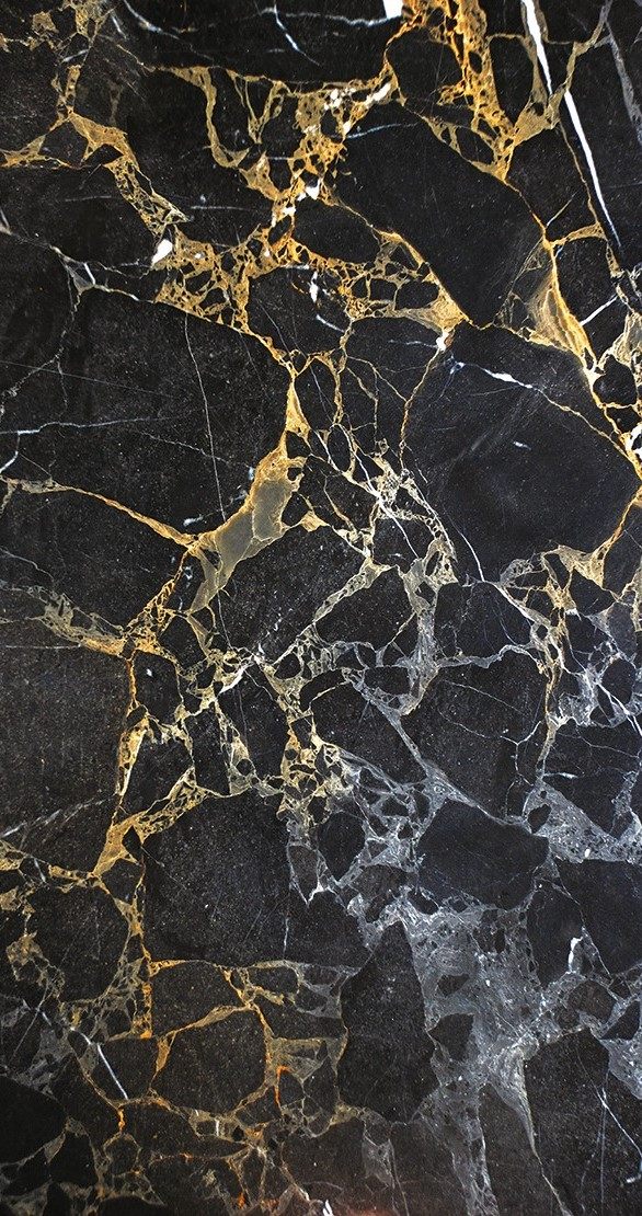 Lastra di marmo Portoro nero con venature dorate e bianche, dettaglio del materiale in primo piano