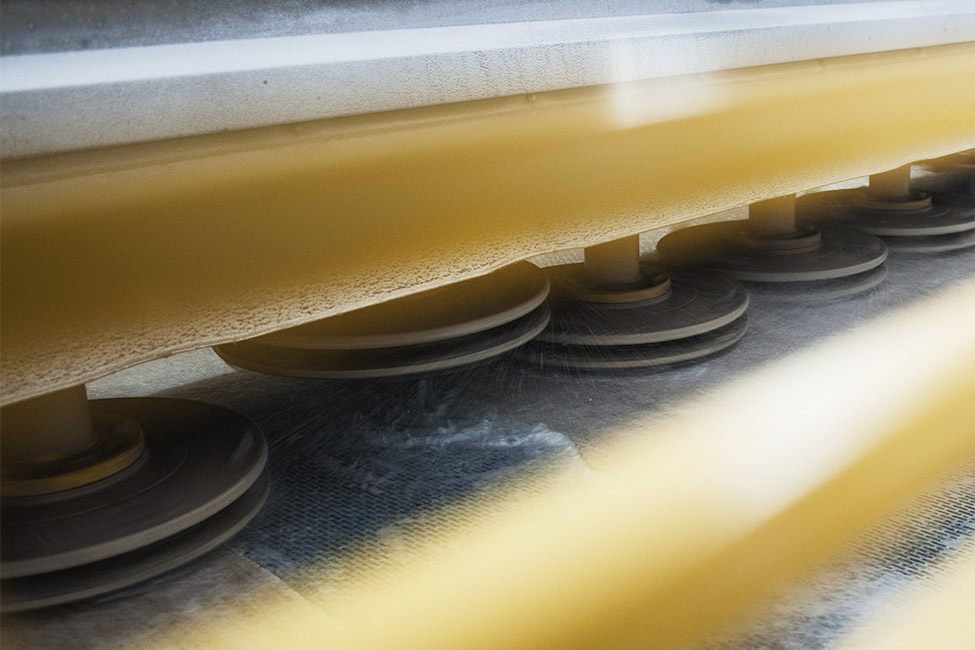 Teste levigatrici in movimento su una lastra, dettaglio della levigatura del marmo in laboratorio