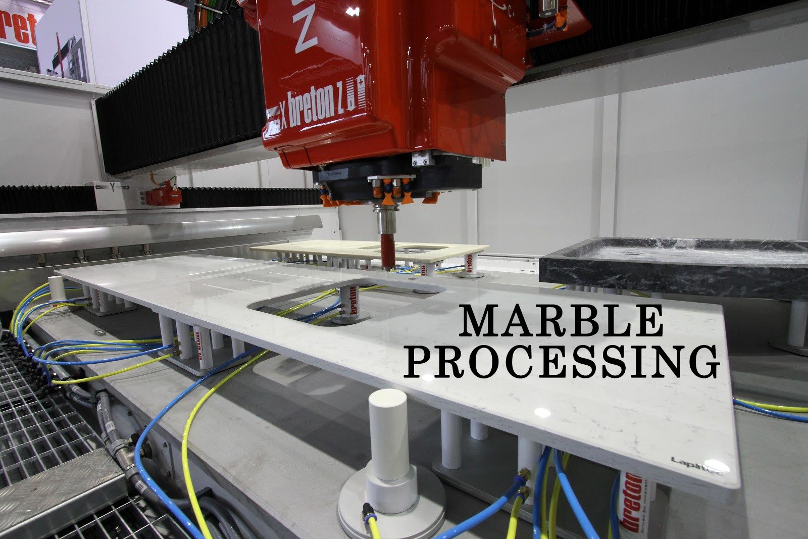 Centro di lavoro CNC Breton lavora un piano bianco con aperture per lavello, lavorazione del marmo