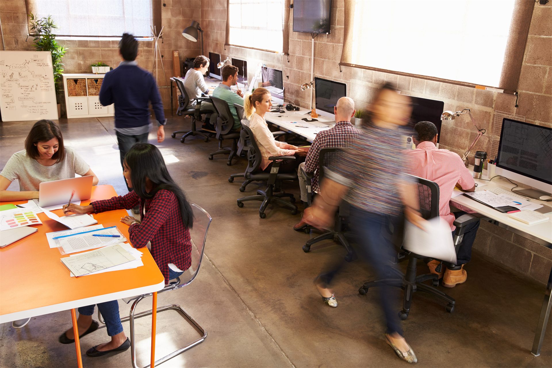 Ufficio open space con persone al lavoro tra scrivanie e computer, sfondo sezione azienda Michelessi Marble