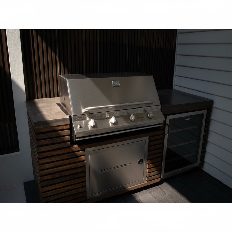 Piccola cucina da esterno con barbecue a gas con cappa, minifrigo con vetro e rivestimento in doghe di legno
