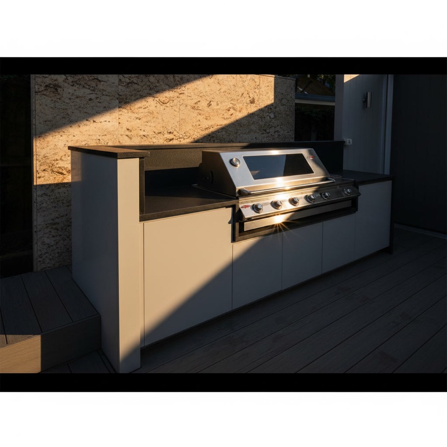 Barbecue professionale a gas con friggitrice annessa e pianale in quarzite su cucina da esterno grigia