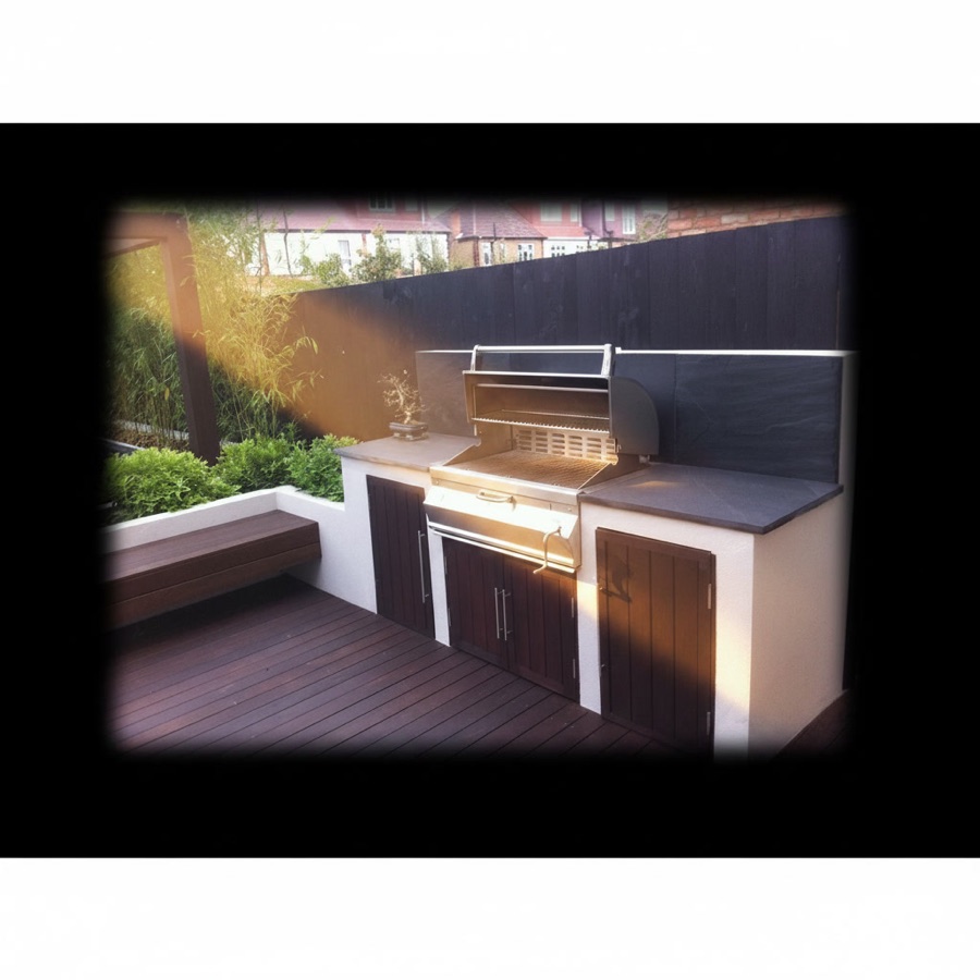 Barbecue esterno in acciaio con pianale in ardesia su piattaforma in legno, ante in legno scuro