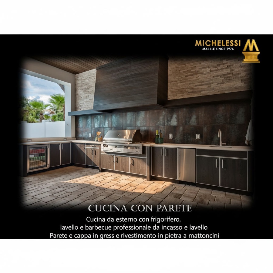 Cucina da esterno con parete e cappa in gres, rivestimento in pietra a mattoncini, barbecue da incasso e frigorifero