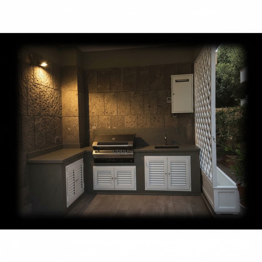 Cucina da esterno angolare per terrazzo con barbecue a gas, piano di appoggio, lavello integrato e ante bianche