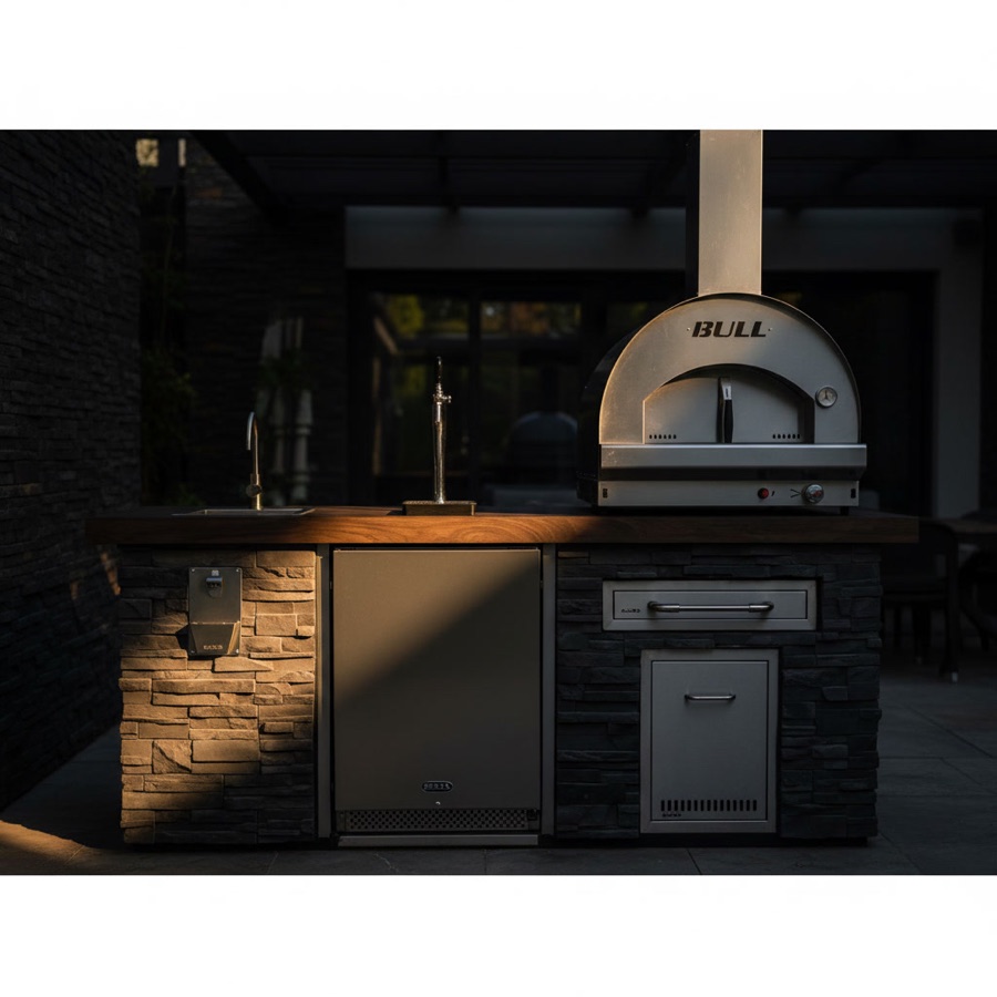 Cucina da esterno Bull modello Pizza Q Island con forno per pizza, spillatore, lavello e base in pietra grigia