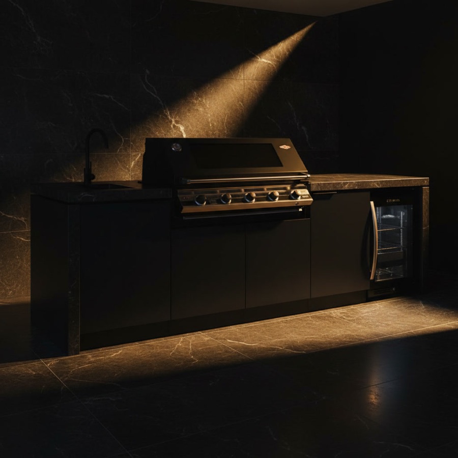 Cucina da esterno Cabinex serie Classica con barbecue BeefEater a 5 fuochi, lavello nero e vetrina frigorifera