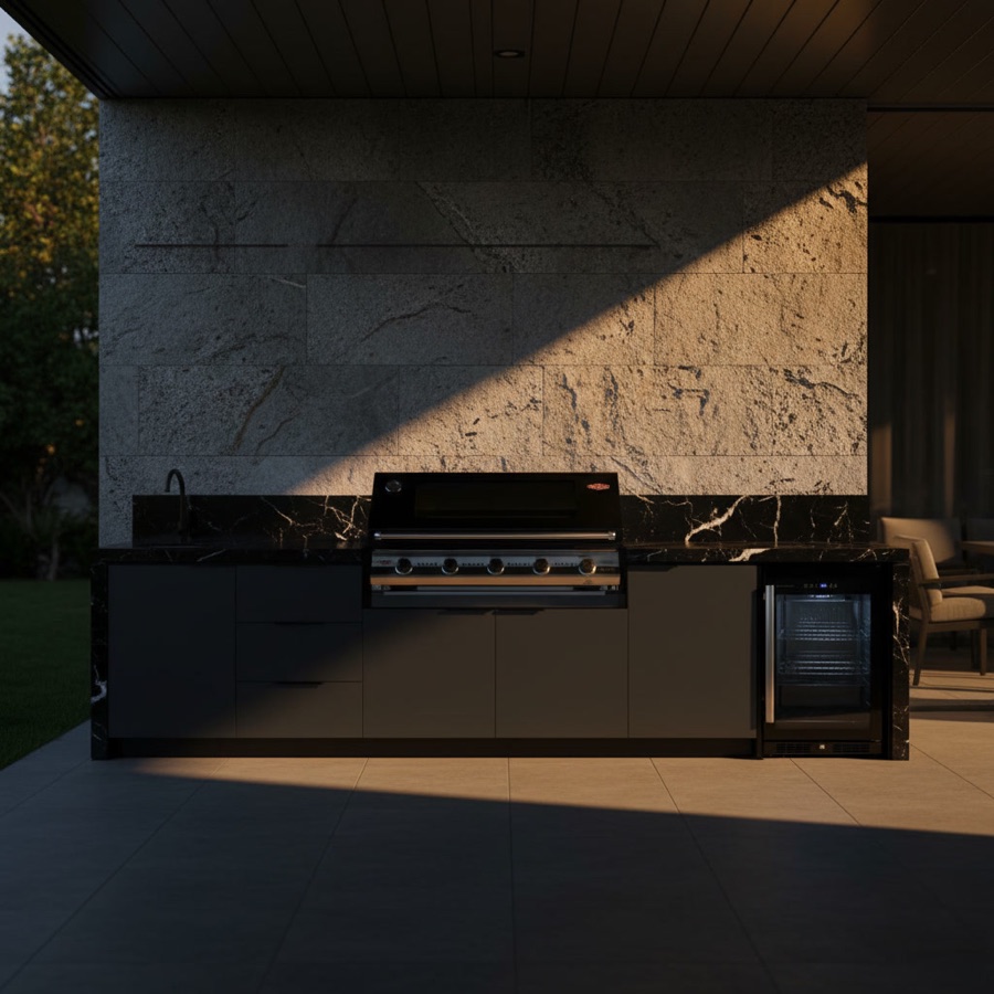 Cucina da esterno Cabinex serie Premium con barbecue BeefEater a 5 fuochi, cassetti, lavello nero e vetrina frigorifera