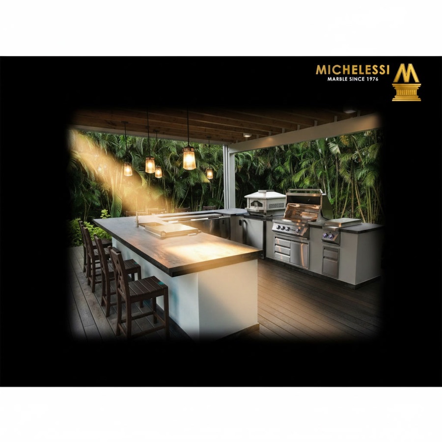 Grande cucina da esterno a U con penisola, barbecue, fornelli, lavello e frigorifero, gazebo in legno e parete verde