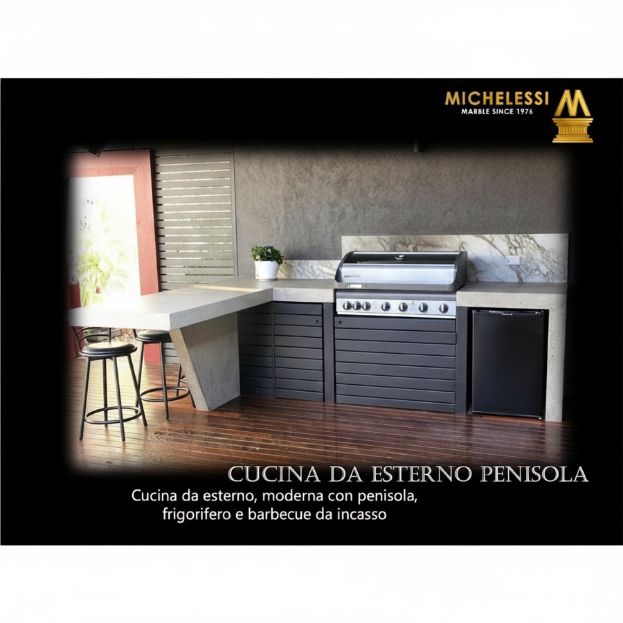 Cucina da esterno moderna con penisola in pietra refrattaria chiara, ante a doghe scure, barbecue e frigorifero da incasso