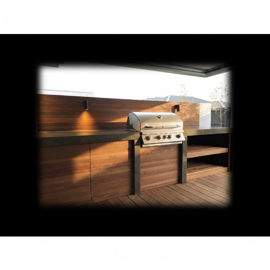 Cucina da esterno economica su misura in legno con sportelli push and pull, barbecue a gas e ripiani