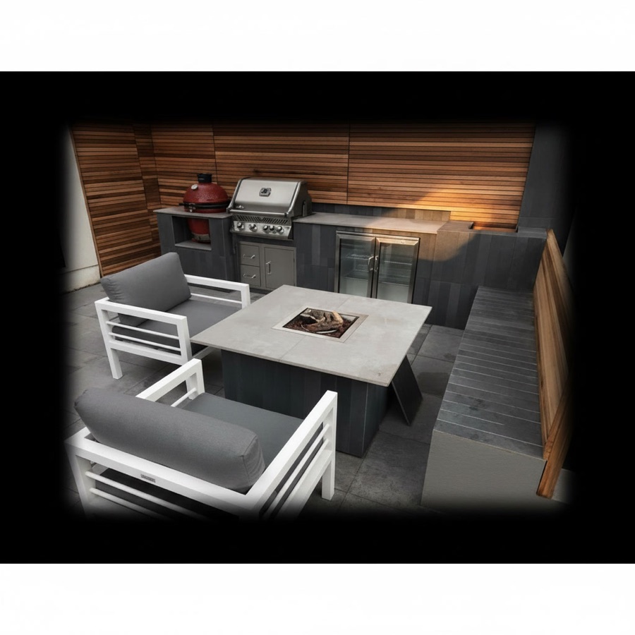 Cucina da esterno economica per terrazzo con barbecue a gas, piano di appoggio, panca ad angolo e tavolo con braciere