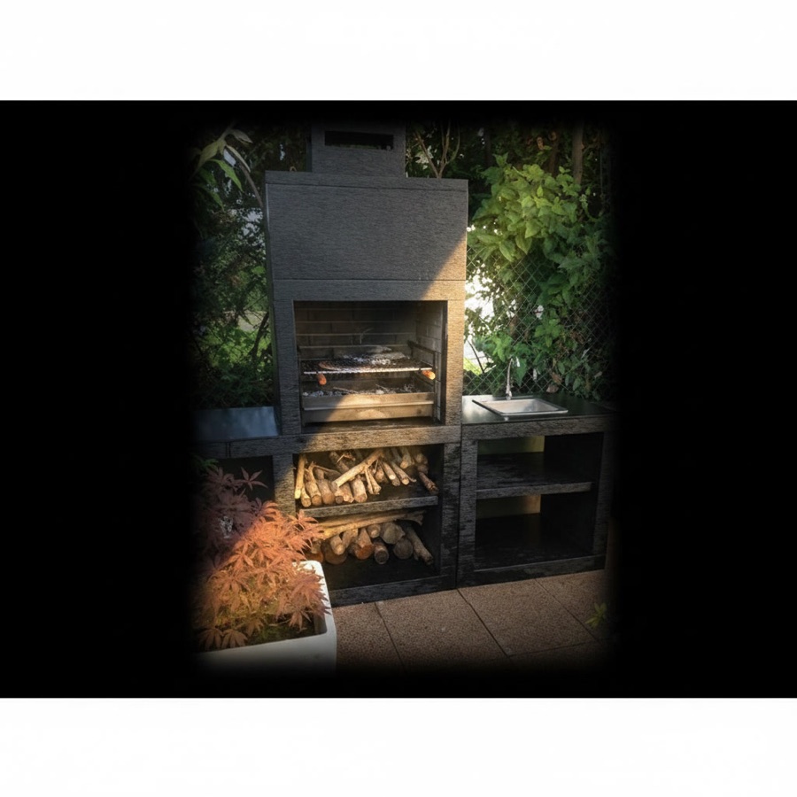 Barbecue a legna da esterno in pietra refrattaria scura con lavello laterale, piano di lavoro e vano portalegna