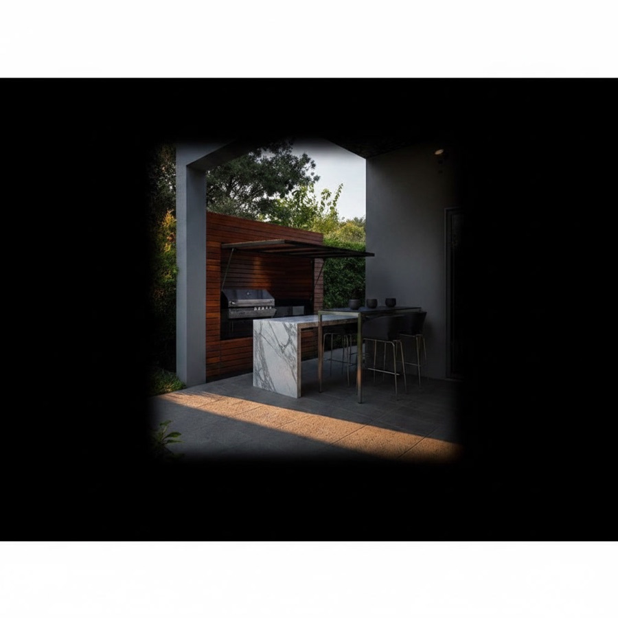 Cucina da esterno completa con barbecue a gas e struttura chiudibile in legno, sotto tettoia con tavolo alto