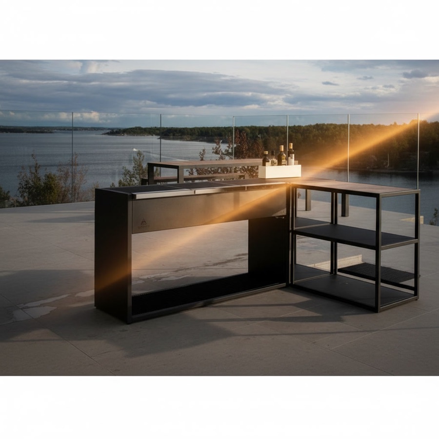 Cucina da esterno in acciaio con piano laterale e ripiani, su terrazza con vista sul lago e le isole