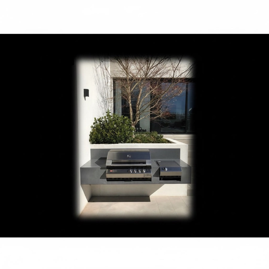 Cucina da esterno sospesa con barbecue a gas e fornello, volume a sbalzo su muretto bianco in cortile minimale