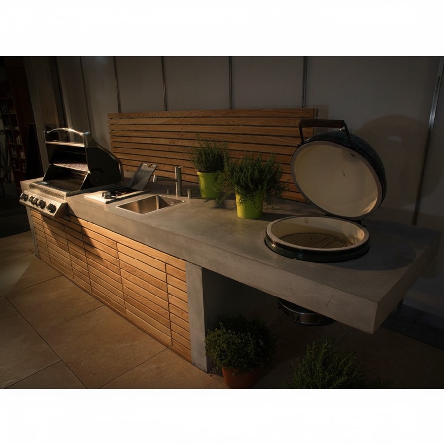 Cucina da esterno con lavello integrato, barbecue e fornello, piano in pietra refrattaria a sbalzo e sportelli push and pull