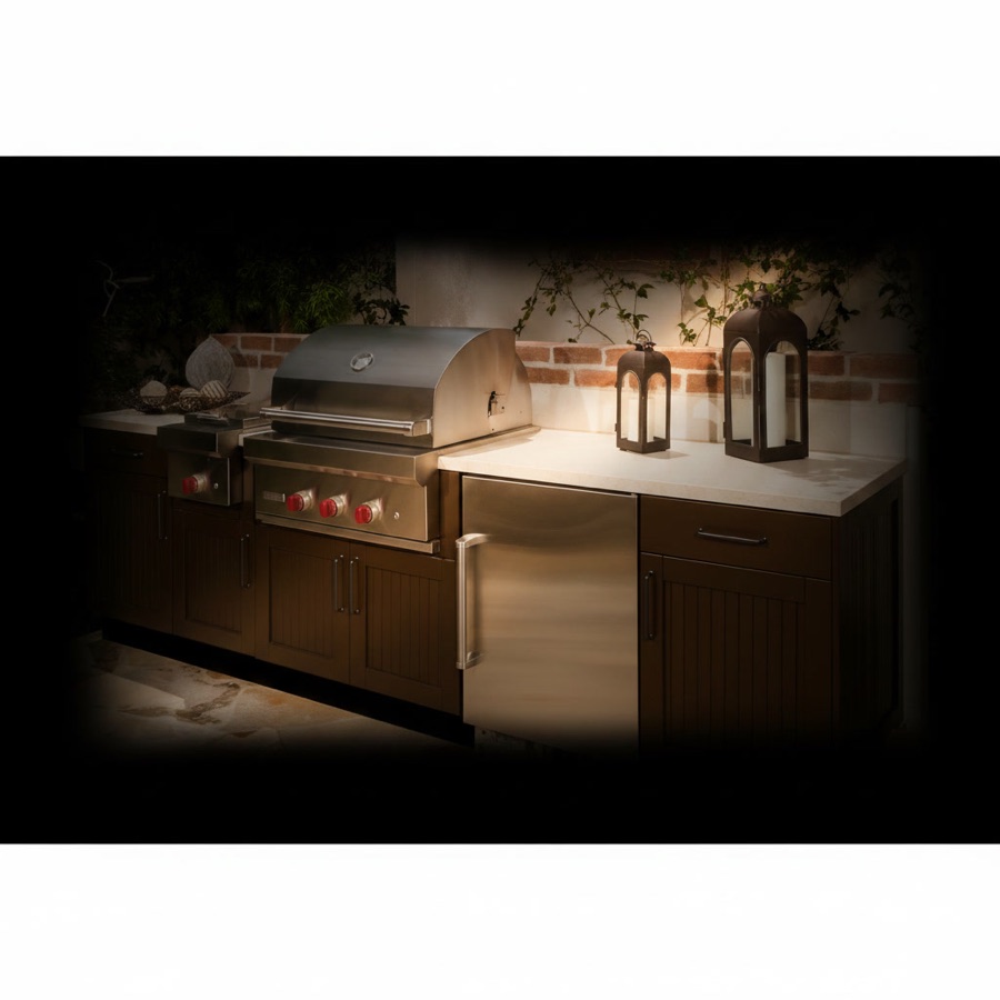 Cucina esterna con base in gres, sportelli e schienale in legno, frigorifero in acciaio, barbecue e forno incassato