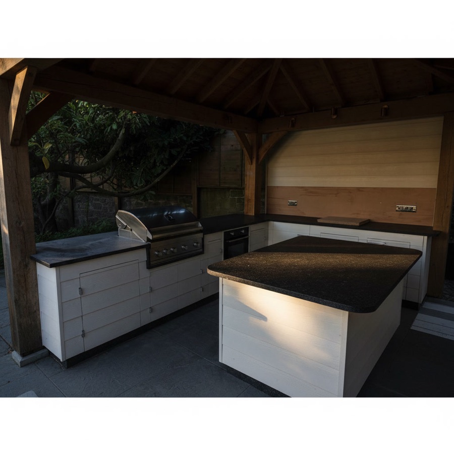 Cucina esterna con base in legno bianco, pianale in quarzo scuro, barbecue, forno e isola centrale, gazebo in legno