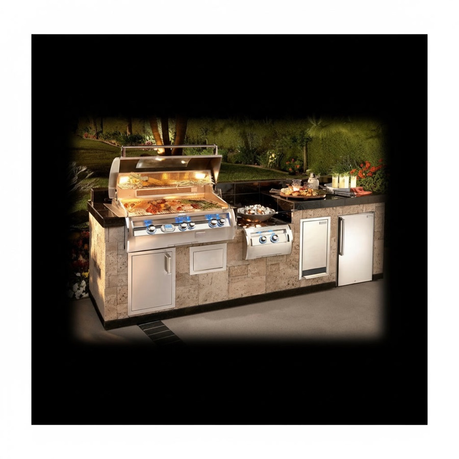 Cucina da esterno in funzione di notte con barbecue con cappa aperta, fornello professionale con pentole e frigorifero