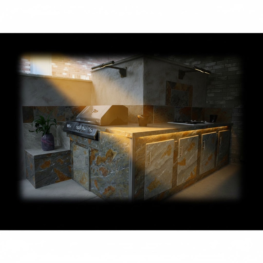 Cucina esterna rivestita in marmo con venature rugginose, striscia led sotto il piano e barbecue in acciaio