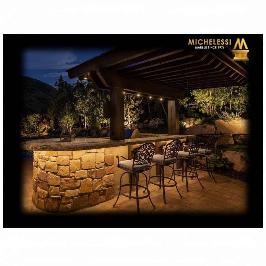 Cucina da esterno in pietra grezza e granito con barbecue professionale, bancone e sgabelli sotto pergola illuminata