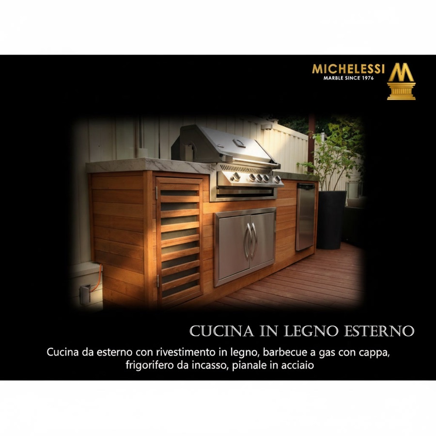 Cucina da esterno con rivestimento in legno teak, barbecue a gas con cappa, frigorifero da incasso e pianale chiaro