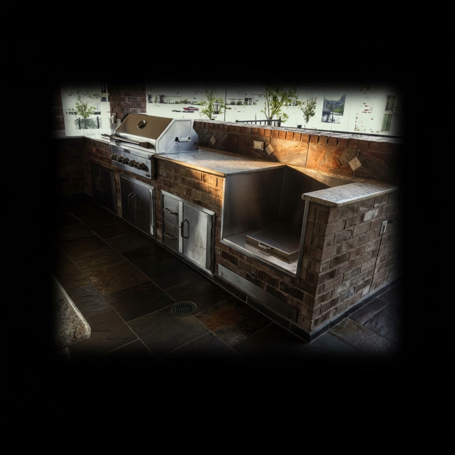 Cucina esterna rivestita in mattoncini con barbecue professionale da incasso e sportelli in acciaio
