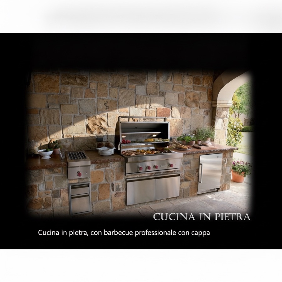 Cucina in pietra dorata con barbecue professionale con cappa aperta, fornello laterale e frigorifero, sotto arcate