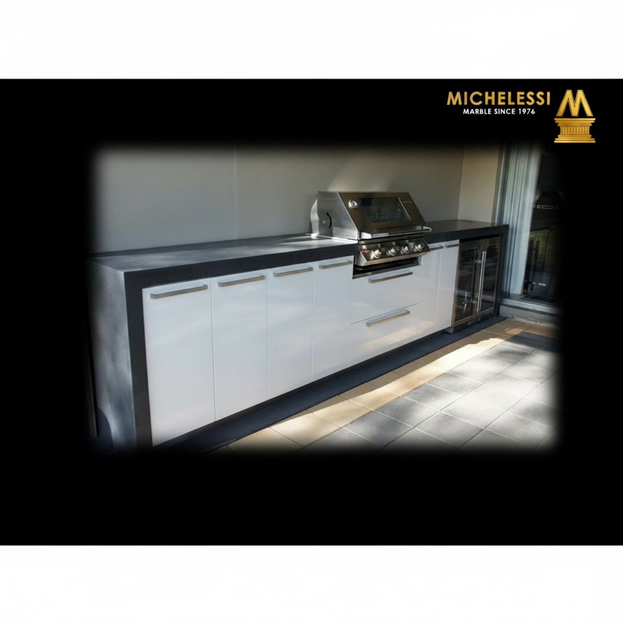 Cucina lineare moderna con sportelli laccati in bianco, frigorifero in vetro e barbecue in acciaio con cappa