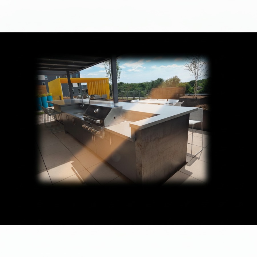 Cucina da esterno con pianale a doppia altezza in pietra refrattaria, barbecue incassato e lavello, su terrazza urbana