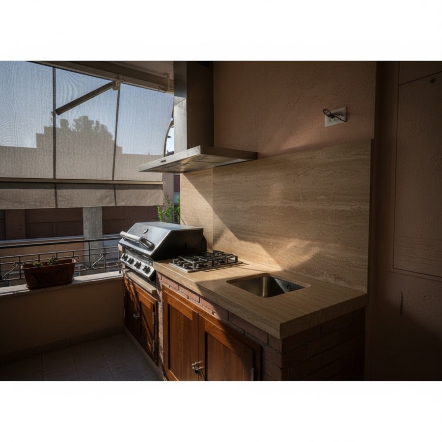 Cucina da esterno su misura per terrazzo con barbecue a gas, cappa in acciaio, piano di appoggio e lavello integrato