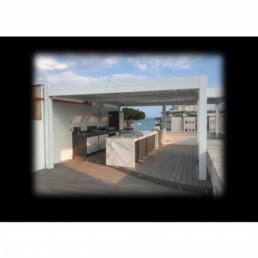 Cucina su misura per terrazzo con barbecue, lavello e fornelli sotto pergola bianca, tavolo e vista mare