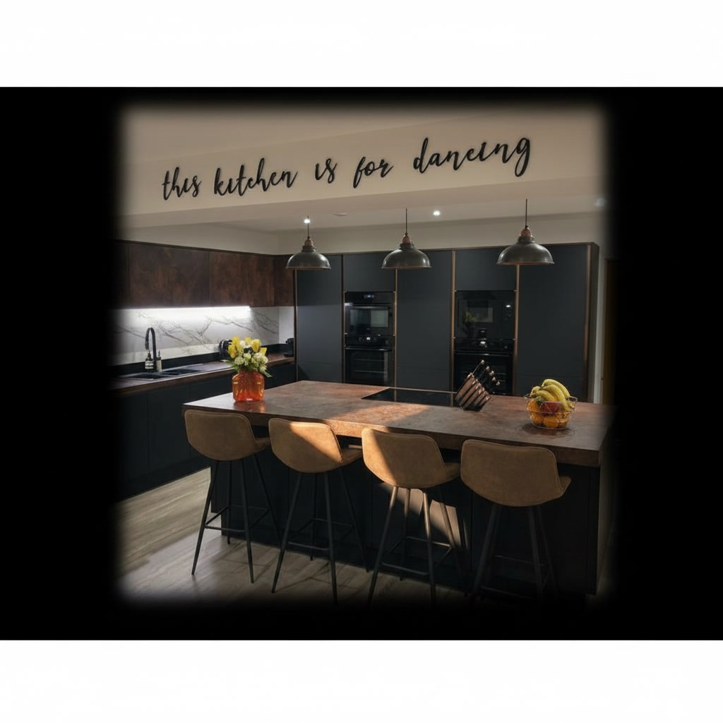 Cucina scura con top in laminam, piano a induzione, sgabelli al bancone e lampade nere