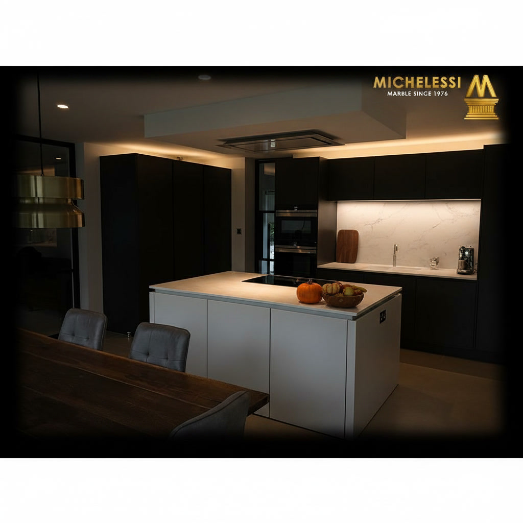 Cucina in gres porcellanato con isola bianca con piano a induzione e nicchia in legno con led