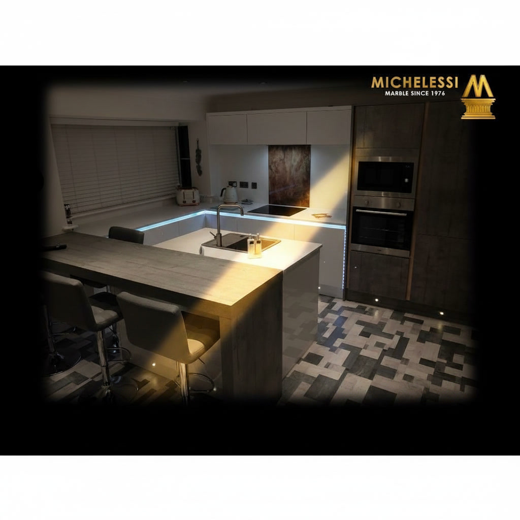 Cucina in legno laccato grigio con piano in gres lucido, angolo bar, induzione e forno