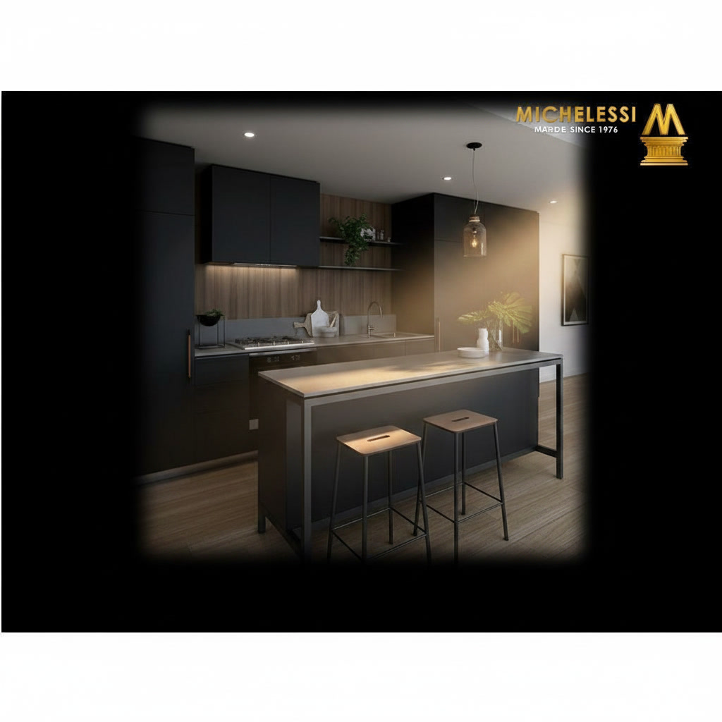 Cucina moderna lineare in legno laccato nero con piano bar centrale in laminam grigio