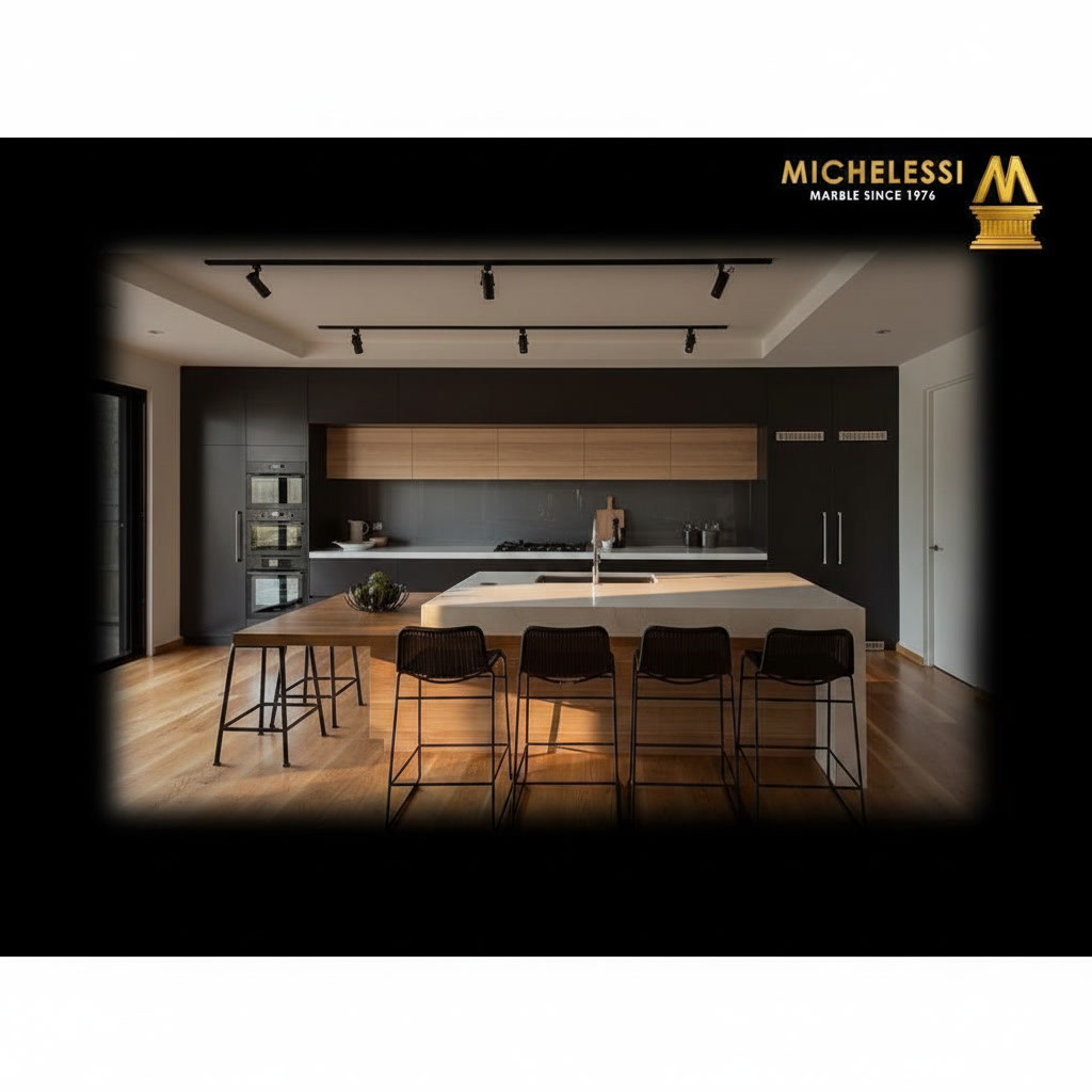 Cucina in legno laccato bruno con piano lavoro ad isola con lavello integrato e sgabelli