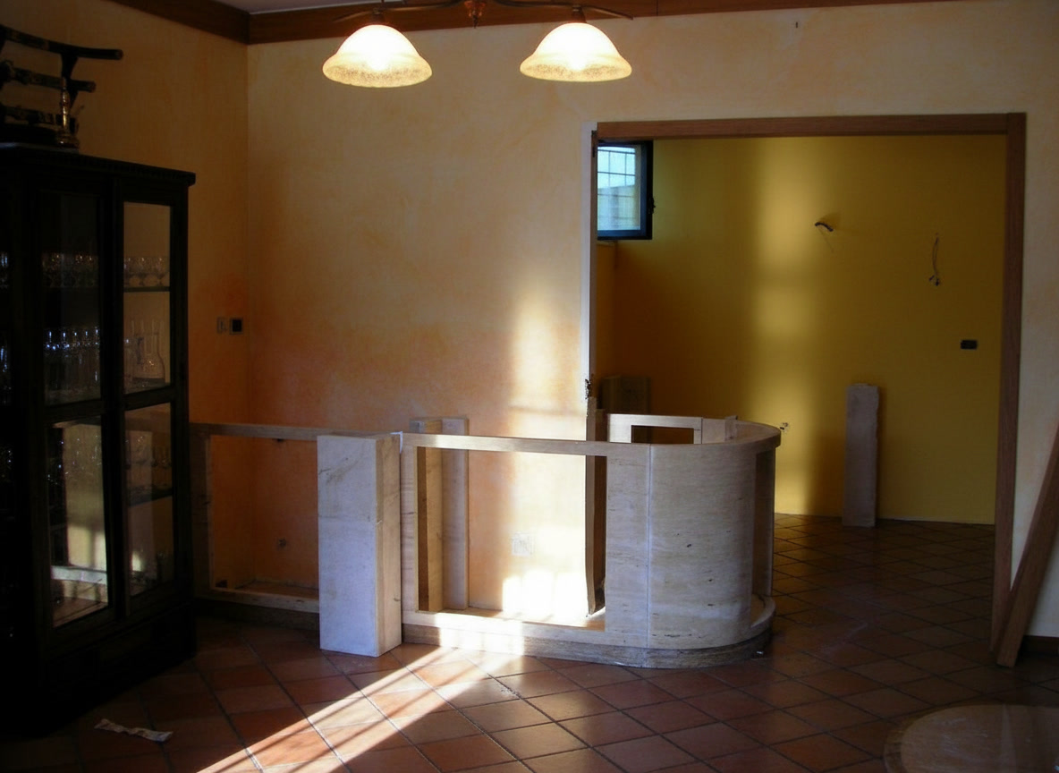 Base in travertino della cucina in muratura Letizia in costruzione, con il bancone curvo gia disegnato