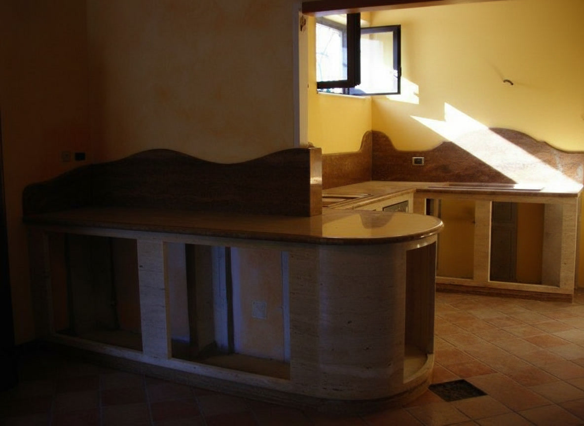 Bancone curvo in travertino con alzata sagomata in costruzione, cucina in muratura Letizia