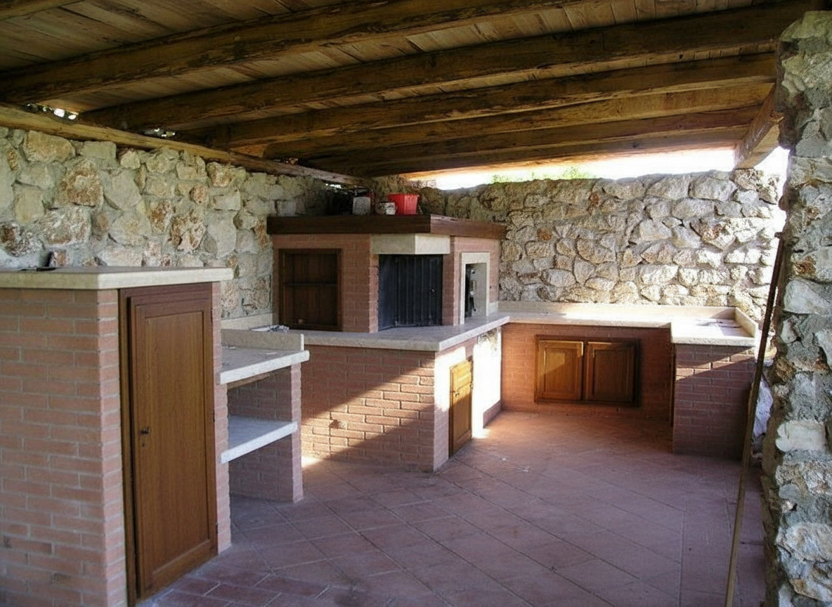Cucina rustica con gli sportelli in castagno montati sotto la copertura in legno
