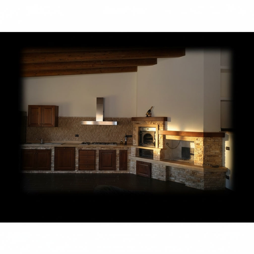 Cucina su misura con top in travertino romano, camino, trave in noce e cappa in acciaio