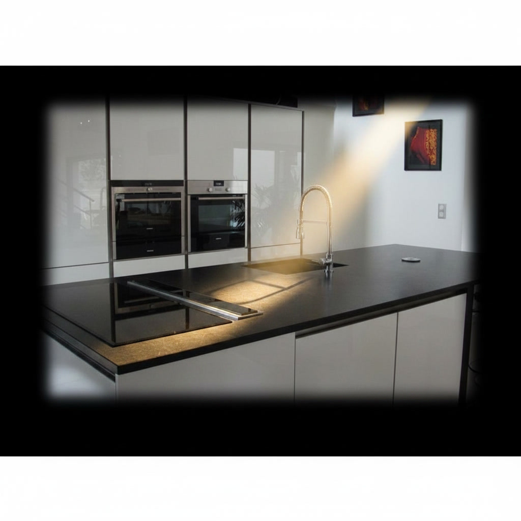 Cucina laccata bianca con apertura a spinta e top in marmo nero composito con induzione