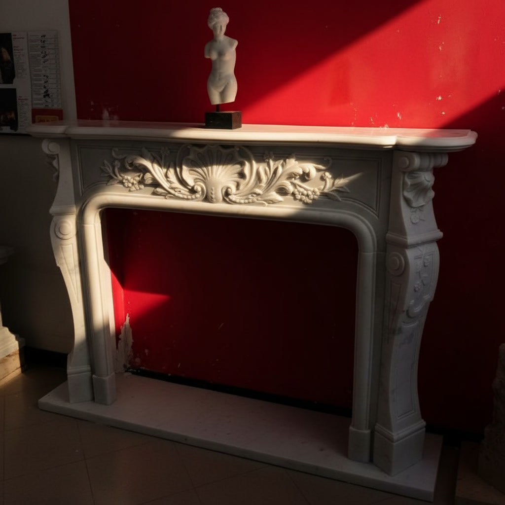 Cornice camino in marmo bianco intagliata con statuetta sulla mensola, cornici antiche in marmo Michelessi