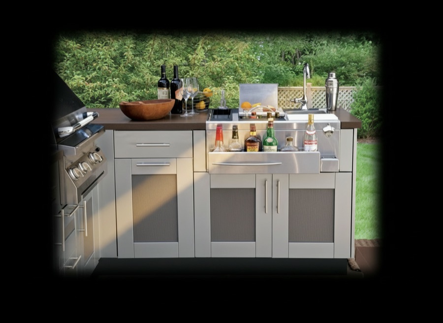 Cucina da esterno Michelessi in acciaio con piano in legno trattato, barbecue a gas e lavello, in giardino