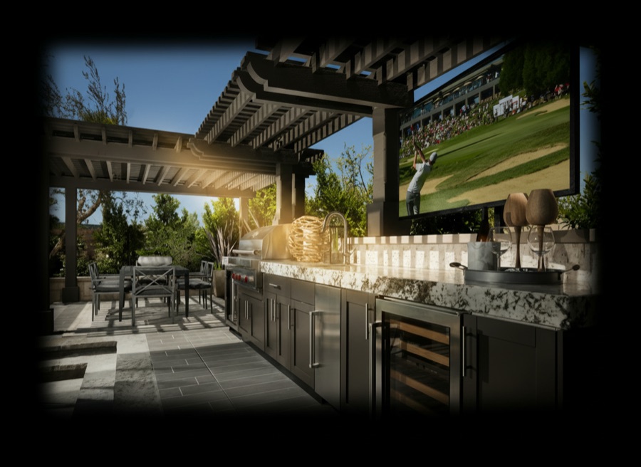 Cucina da esterno con rivestimento in marmo e pianale in acciaio, barbecue a gas e frigorifero a vista sotto pergolato