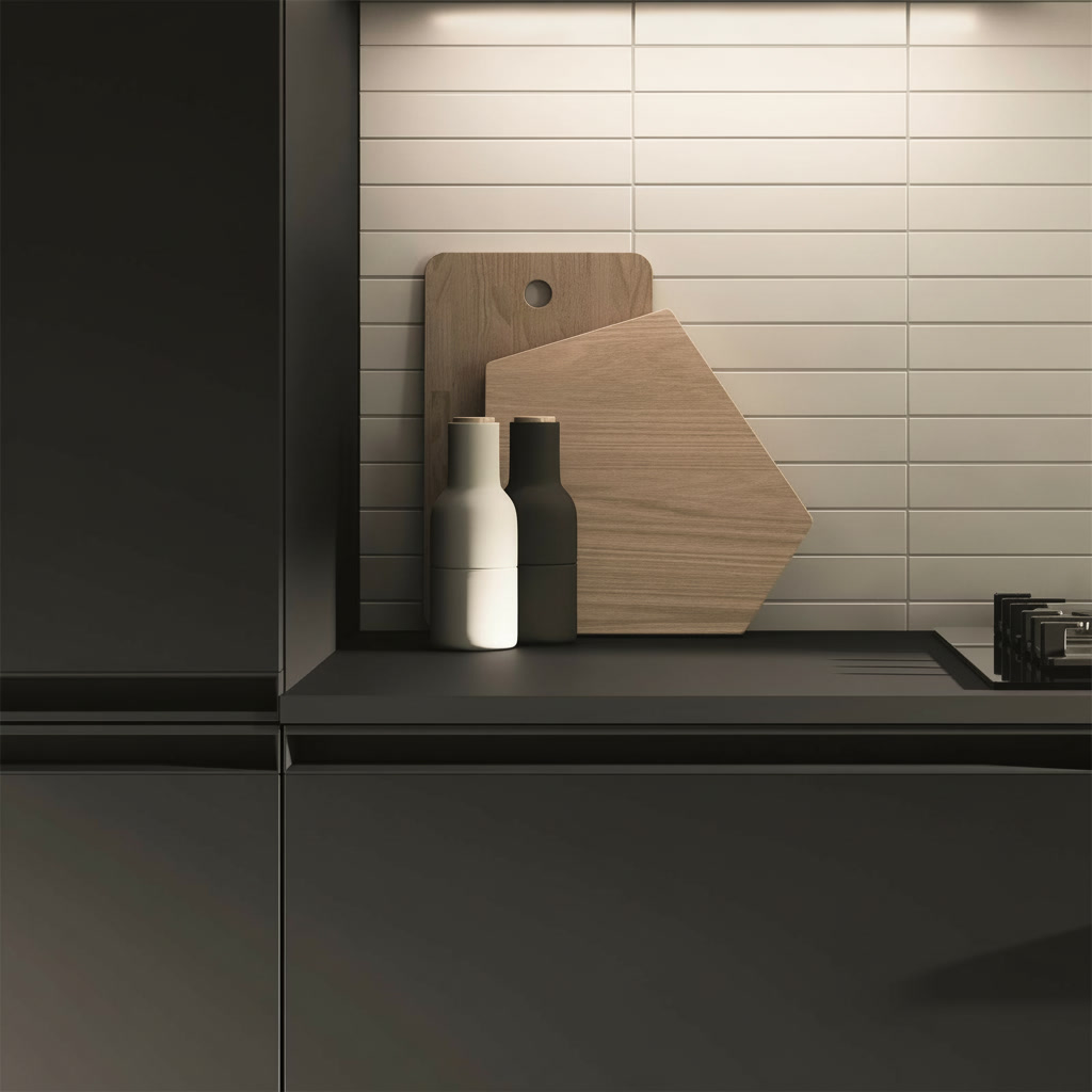 Basi nere opache con top nero, taglieri in legno, macinapepe bianco e nero e piastrelle bianche, cucina Noè Michelessi