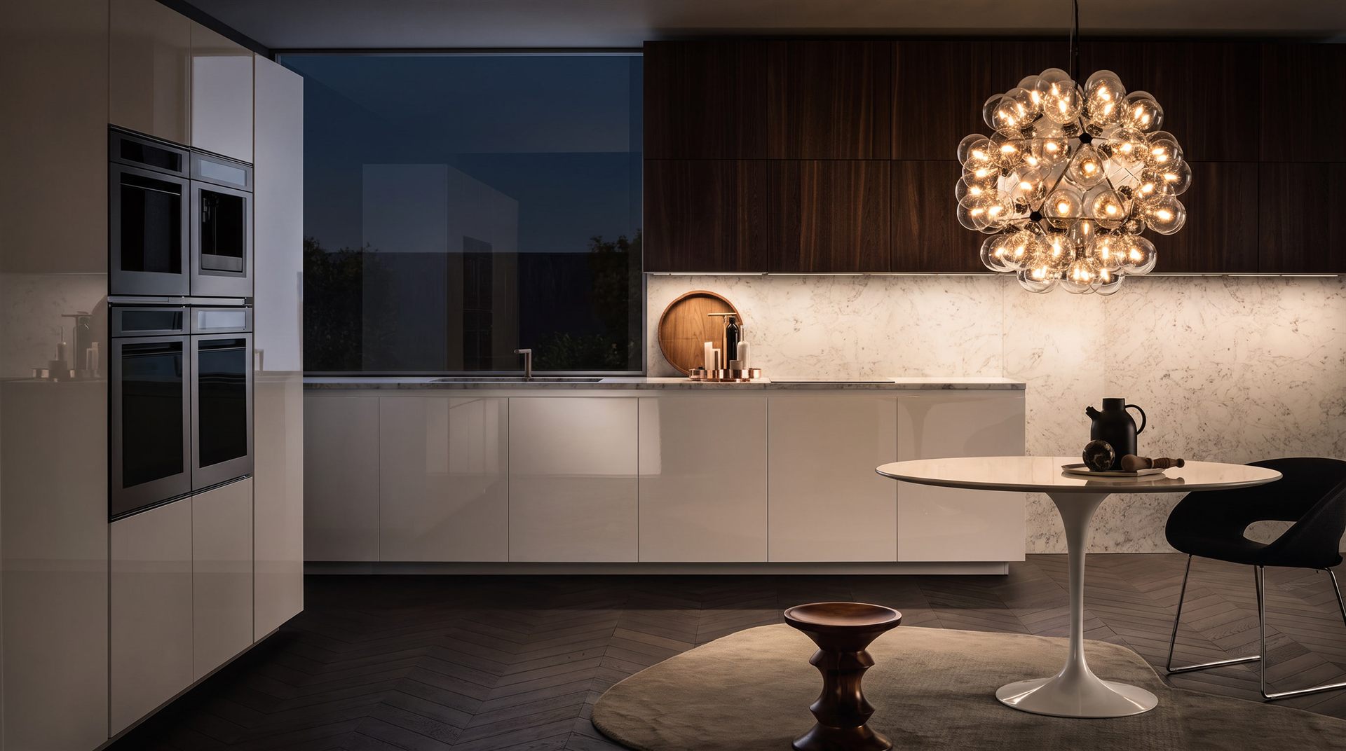 Visione di progetto: cucina moderna con schienale e piano in marmo bianco, basi laccate bianche e pensili in legno scuro