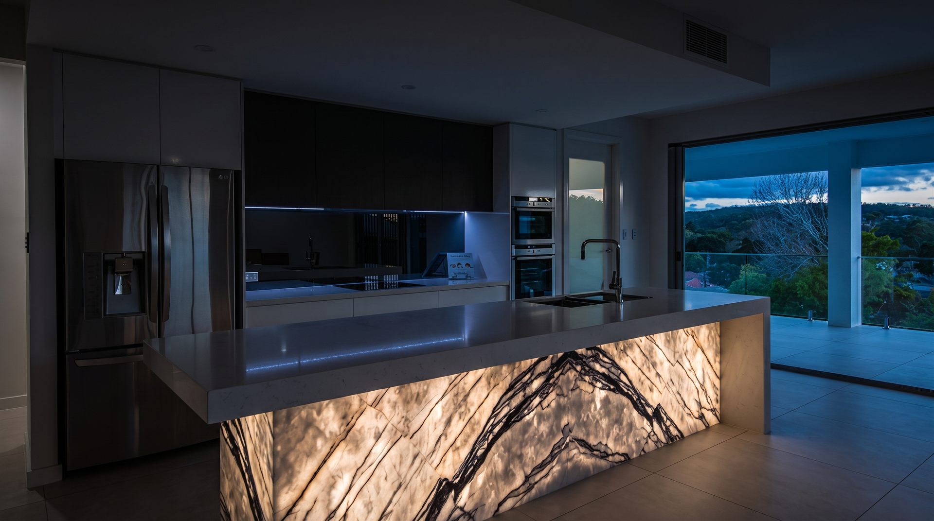 Visione di progetto: cucina ultramoderna con piano in quarzo bianco e isola con base in onice retroilluminato — cucine Michelessi