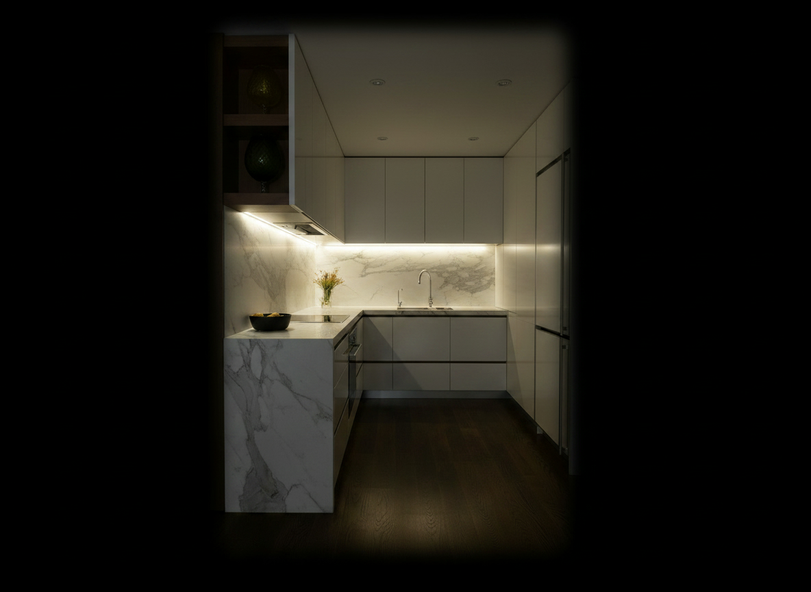 Cucina lineare in marmo di Carrara a spigolo vivo con pensili laccati bianchi ad apertura a pressione